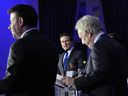 Die Kandidaten Roman Baber (links), Pierre Poilievre und Jean Charest (rechts) nehmen am Mittwoch, den 25. Mai 2022, in Laval, Que, an der französischsprachigen Debatte über die Führung der Konservativen teil.