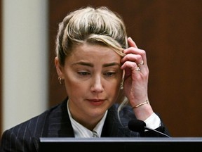 Die Schauspielerin Amber Heard schaut während eines Verleumdungsprozesses gegen sie durch ihren Ex-Ehemann, den Schauspieler Johnny Depp, im Gerichtssaal des Fairfax County Circuit Courthouse in Fairfax, Virginia, USA, am 17. Mai 2022 auf den Bildschirm.
