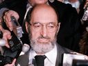 Dr. Henry Morgentaler spricht mit Reportern in Ottawa, nachdem der Oberste Gerichtshof von Kanada am 28. Januar 1988 in einer Anfechtung der kanadischen Abtreibungsgesetze zu seinen Gunsten entschieden hatte.
