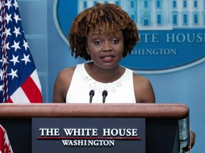 Die stellvertretende Hauptpressesprecherin Karine Jean-Pierre spricht während einer Pressekonferenz im Weißen Haus in Washington, DC, am 5. Mai 2022, nachdem bekannt wurde, dass die Pressesprecherin des Weißen Hauses, Jen Psaki, zurücktreten und durch Jean-Pierre ersetzt wird.