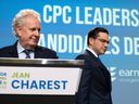 Pierre Poilievre, rechts, geht an Jean Charest vorbei, als er während der Führungsdebatte der Konservativen in Ottawa am Donnerstag, dem 5. Mai 2022, seinen Platz auf der Bühne einnimmt.