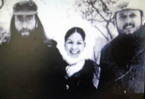 John Lennon mit Ronnie Hawkins und seiner Frau Wanda auf dem Grundstück von Hawkins in Mississauga.
