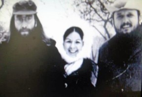 John Lennon avec Ronnie Hawkins et sa femme Wanda au domaine Mississauga de Hawkins.
