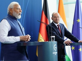 Der indische Premierminister Narendra Modi (L) und der deutsche Bundeskanzler Olaf Scholz (R) während einer Presseerklärung nach der Vertragsunterzeichnung im Kanzleramt am 2. Mai 2022 in Berlin, Deutschland.
