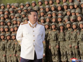 Nordkoreas Führer Kim Jong Un trifft auf diesem undatierten Foto, das am 29. April 2022 von Nordkoreas Korean Central News Agency veröffentlicht wurde, auf entlarvte Truppen, die an der Militärparade zum 90. Jahrestag der Gründung der Koreanischen Revolutionären Volksarmee teilgenommen haben.