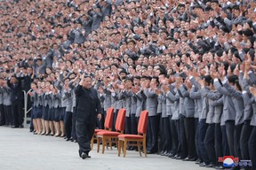 Kim Jong Un winkt auf diesem undatierten Foto, das am 1. Mai 2022 von Nordkoreas Korean Central News Agency veröffentlicht wurde, Studenten und jungen Arbeitern zu, die alle entlarvt sind, während einer Fotosession in Pjöngjang, Nordkorea.