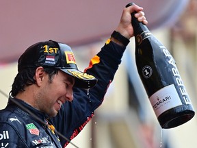 Der mexikanische Fahrer von Red Bull Racing, Sergio Perez, feiert nach seinem Sieg beim Formel-1-Grand-Prix von Monaco auf dem Monaco-Stadtkurs in Monaco am 29. Mai 2022 auf dem Podium.
