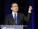 Der konservative Führungskandidat Pierre Poilievre spricht während der französischsprachigen Führungsdebatte der Konservativen Partei Kanadas in Laval, Quebec, am 25. Mai 2022.