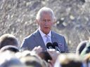 Prinz Charles spricht am letzten Tag seiner Royal Tour of Canada mit Herzogin Camilla am 19. Mai 2022 in Yellowknife.