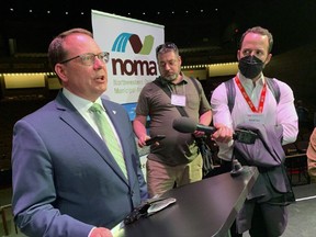 Der Vorsitzende der Grünen von Ontario, Mike Schreiner, im Capitol Center in North Bay bei der Debatte der Staats- und Regierungschefs, die am Dienstag, den 10. Mai von der Federation of Northern Ontario Municipalities und der Northwestern Ontario Municipal Association veranstaltet wurde.