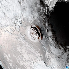 La erupción de Hongga vista desde el satélite GOES-17 de la Administración Nacional Oceánica y Atmosférica.