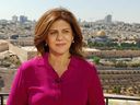 Shireen Abu Akleh, eine langjährige palästinensische Journalistin für Al Jazeera, wurde bei einem Überfall auf das Flüchtlingslager Jenin im besetzten Westjordanland von israelischen Streitkräften ins Gesicht geschossen 