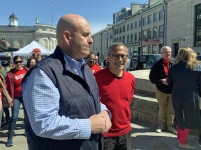 Der liberale Führer von Ontario, Steven Del Duca, kämpft mit dem lokalen Kandidaten Ted Hsu in Kingston.