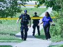 Ein Mann mit einem Gewehr wurde am Donnerstag, den 26. Mai 2022, von der Polizei in der Nähe von Schulen in Toronto erschossen. Veronica Henri/ Postmedia Network