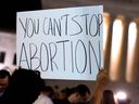 Ein Demonstrant hält ein Schild vor dem Obersten US-Gerichtshof, nachdem der Entwurf einer Mehrheitsmeinung von Richter Samuel Alito durchgesickert war, der darauf abzielte, dass eine Mehrheit des Gerichts später in diesem Jahr in Washington, USA, die wegweisende Entscheidung über das Abtreibungsrecht Roe v. Wade aufhebt. 2. Mai 2022.