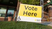 Ein Wähler verlässt ein Wahllokal im Dorf Limoges, während Ontario sich darauf vorbereitet, eine neue Regierung einzusetzen.  Foto von Wayne Cuddington/ Postmedia