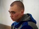 Der russische Soldat Vadim Shishimarin sitzt am zweiten Tag seines Prozesses wegen Kriegsverbrechen wegen Tötung eines Zivilisten in der Loge des Angeklagten in einem Gerichtsgebäude in Kiew am 19. Mai 2022. 