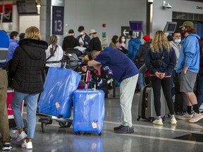 Die Menschen stehen am 3. Mai 2022 am Toronto Pearson International Airport Schlange.