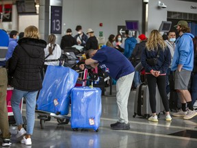 Am Dienstag, den 3. Mai 2022, stellen sich die Menschen am Toronto Pearson International Airport an.