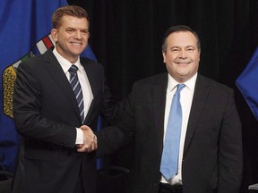 Brian Jean, Vorsitzender von Alberta Wildrose, und Jason Kenney, Vorsitzender von Alberta PC, schütteln sich die Hände, nachdem sie am 18. Mai 2017 in Edmonton einen Einheitsvertrag zwischen den beiden Parteien angekündigt hatten.