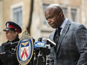 L'inspecteur Richard Harris de l'escouade d'assaut du service de police de Toronto tient une conférence de presse sur le détournement de voiture de l'ailier des Maple Leafs Mitch Marner le 17 mai 2022.