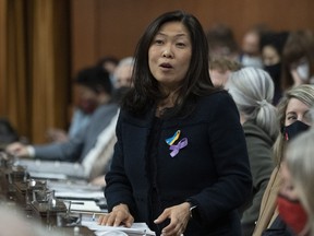 Mary Ng, Ministerin für wirtschaftliche Entwicklung, Ministerin für internationalen Handel und Ministerin für Kleinunternehmen und Exportförderung, steigt während der Fragestunde, Donnerstag, 24. März 2022, in Ottawa auf.
