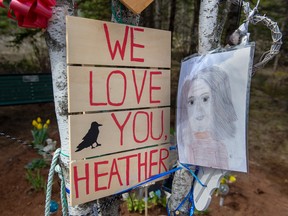 Ein Denkmal für Heather O'Brien entlang der Straße in Debert, NS, einen Monat nach den Schießereien im Jahr 2020.