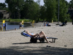 Eine Frau nutzt das heiße Frühlingswetter am Britannia Beach in Ottawa am Dienstag, den 31. Mai 2022.