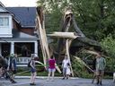 Anwohner und Gemeindemitglieder versammeln sich, um sich einen Baum anzusehen, der am Samstag, den 21. Mai 2022 bei einem schweren Sturm in Ottawa zerstört wurde.