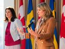 Außenministerin Melanie Joly, rechts, und die schwedische Außenministerin Anne Linde halten am Donnerstag, den 5. Mai 2022, in Ottawa eine bilaterale Pressekonferenz ab. DIE KANADISCHE PRESSE/Sean Kilpatrick