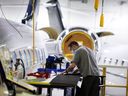 Ein Bombardier-Mitarbeiter arbeitet am 29. März 2022 in Montreal am letzten Schliff eines Jets. Kanadas Flugzeugsektor ist besonders anfällig für die Luxussteuer, sagt ein Brancheninsider.