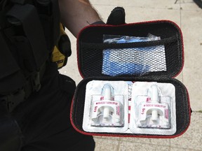Ein Polizist zeigt ein Naloxon-Kit.