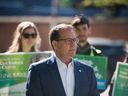 Der Vorsitzende der Grünen von Ontario, Mike Schreiner, schaut am Dienstag, den 17. Mai 2022, während einer Pressekonferenz im Bloor-Bedford Parkette in Toronto im Rahmen seiner Wahlkampftour zu.