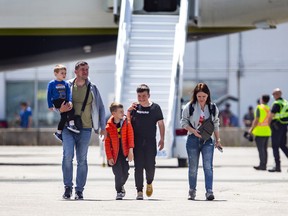 Eine Familie ukrainischer Flüchtlinge kommt am Sonntag, den 15. Mai 2022 mit einem Flugzeug aus Polen am Toronto Pearson International Airport an.