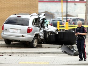 Ein Polizist am Ort einer tödlichen Schießerei/eines tödlichen Unfalls in Calgary am 11. Mai 2022. Eine 40-jährige Zuschauerin, Angela McKenzie, wurde getötet.