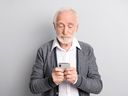 Nach dem 50. Lebensjahr ist die Herangehensweise der Menschen an die digitale Kommunikation tendenziell starrer und konzentriert sich auf E-Mail und Telefonanrufe, geschweige denn auf SMS oder Video-Chat.