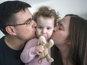 Rosie Audia, Empfängerin einer Herztransplantation, mit ihrer Mutter Samantha und ihrem Vater Brian in ihrem Haus in Orillia.