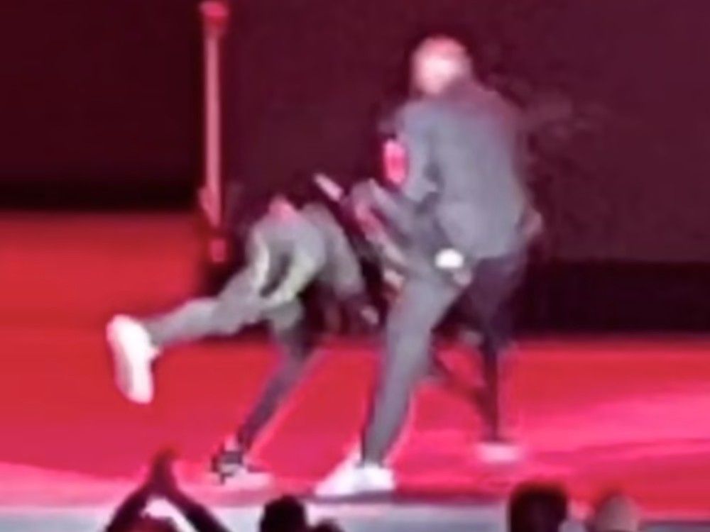 Man With Replica Gun Tackles Dave Chappelle On Stage During Netflix ...