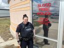Konst.  Jennaye Norris von der Blood Tribe Police posiert am Montag, den 9. Mai 2022 in Standoff, Alta. Norris ist die Koordinatorin für Menschenhandel beim Polizeidienst.
