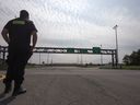 Ein kanadischer Grenzbeamter bewacht die kanadisch-amerikanische Grenze in Saint-Bernard-de-Lacolle, Quebec.