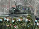 Kanadische Truppen der NATO Enhanced Forward Presence Battle Group nehmen am 3. Februar 2022 an einem Treffen mit der kanadischen Verteidigungsministerin Anita Anand in Adazi, Lettland, teil.
