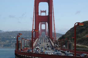 Autoverkehr über die Golden Gate Bridge in San Francisco.