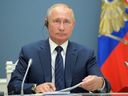 Der russische Präsident Wladimir Putin nimmt am 1. Juli 2020 in Moskau per Videokonferenz an einem trilateralen Treffen mit den Führern des Iran und der Türkei zum Thema Syrien teil.