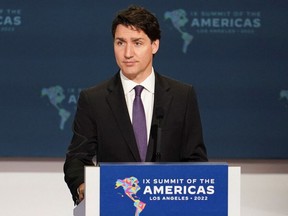 Kanadas Premierminister Justin Trudeau spricht während der zweiten Plenarsitzung der Staats- und Regierungschefs während des neunten Amerika-Gipfels in Los Angeles, Kalifornien, USA, am 10. Juni 2022.
