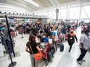 Warteschlangen am Toronto Pearson International Airport, die durch die anhaltenden kanadischen COVID-Mandate für Flugreisende stark verschärft wurden. 