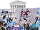 Demonstranten protestieren am 24. Juni 2022 vor dem Obersten US-Gerichtshof in Washington gegen Abtreibung, nachdem das Gericht die Entscheidung Roe v. Wade von 1973 aufgehoben hatte, die Abtreibung zu einem bundesstaatlich vorgeschriebenen Recht in den Vereinigten Staaten machte.