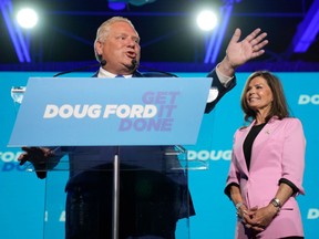 Doug Ford, Vorsitzender der PC-Partei von Ontario, und seine Frau Karla reagieren, nachdem er voraussichtlich am Donnerstag, dem 2. Juni 2022, in Toronto als Premier von Ontario wiedergewählt wurde.