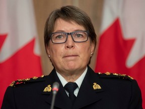 RCMP-Kommissarin Brenda Lucki hört sich eine Frage während einer Pressekonferenz in Ottawa am Mittwoch, den 21. Oktober 2020 an.