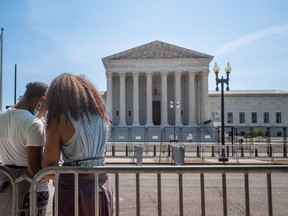 26. JUNI: Angie Thomas steht mit ihrer Tochter Jasmine am 26. Juni 2022 in Washington, DC vor dem Obersten Gerichtshof der USA.