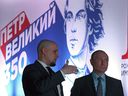 Der russische Präsident Wladimir Putin, rechts, besichtigt eine neue Ausstellung mit dem Titel 
